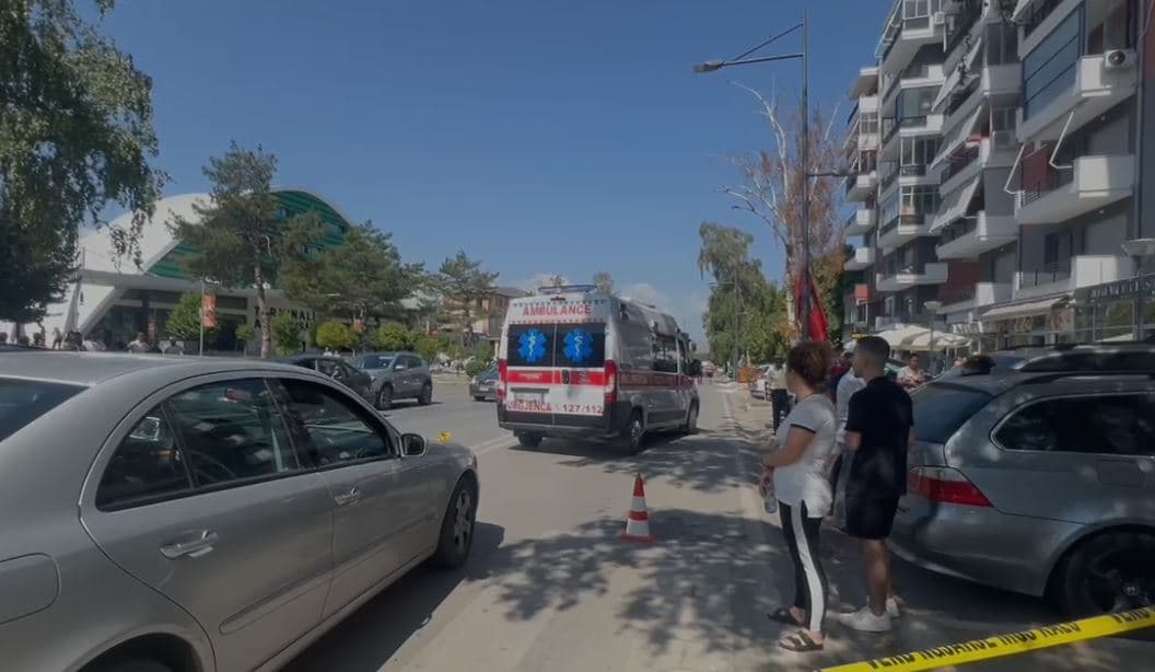 Aksident në Korçë, makina përplas këmbësoren te vijat e bardha