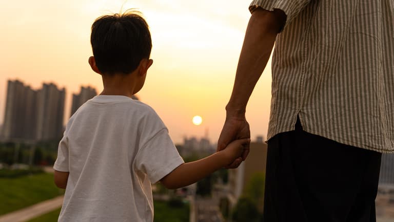 Kina ndalon adoptimin e fëmijëve kinezë nga çiftet e huaja