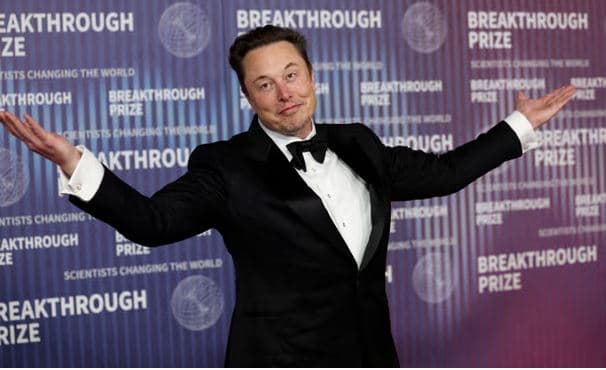 Raporti/ Elon Musk mund të jetë trilioneri i parë në botë deri në vitin 2027