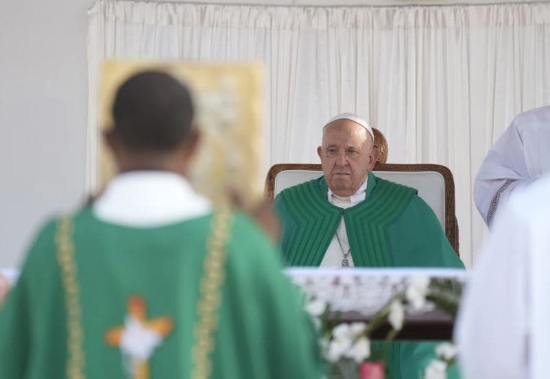 Papa Françesku mbërrin në Papua Guinenë e Re të largët, kërkon 'të thyejë distancat'