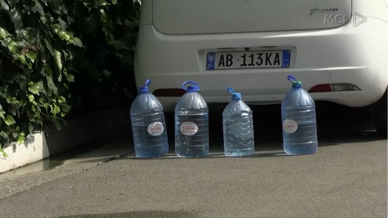 Karrige e bidona për parkimin. Bizneset në Tiranë zaptojnë hapësirat për qytetarët