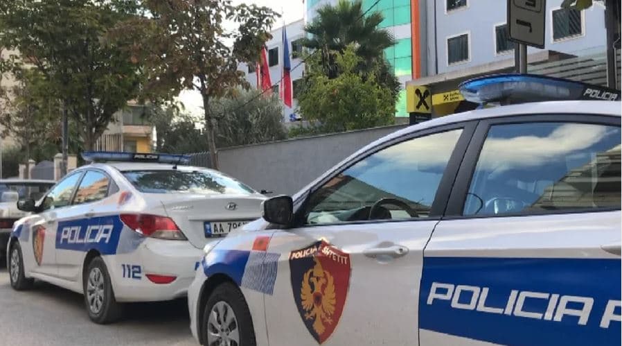 Tentoi të kryejë veprime të turpshme me dy të mitura, në pranga 56-vjeçari