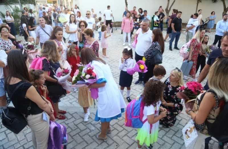 Nis viti i ri shkollor/ Mbi 28 mijë nxënës ulen sot për herë të parë në banka