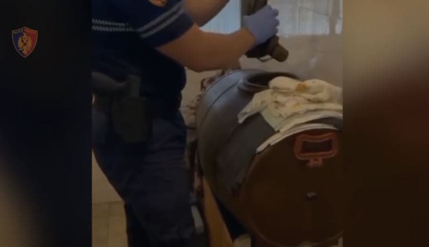Kërcënon të vrasë fqinjin, arrestohet një person në Vlorë 