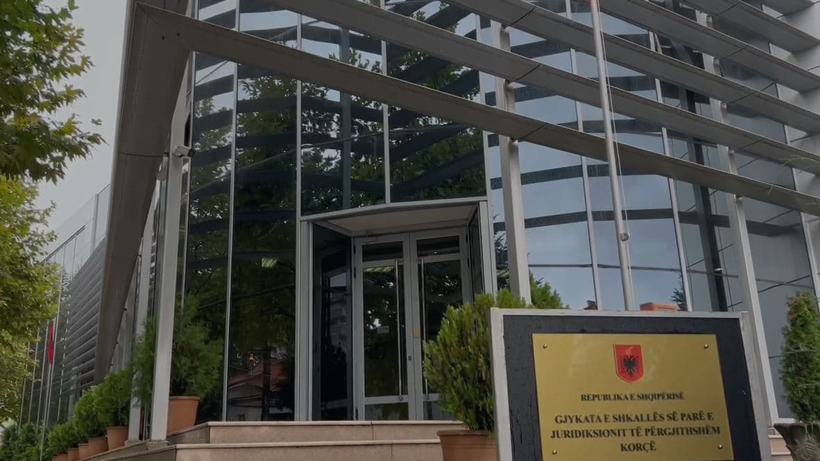 Akuzohet për marrëdhënie seksuale me të mitur, Gjykata e Korçës lë në burg 21-vjeçarin