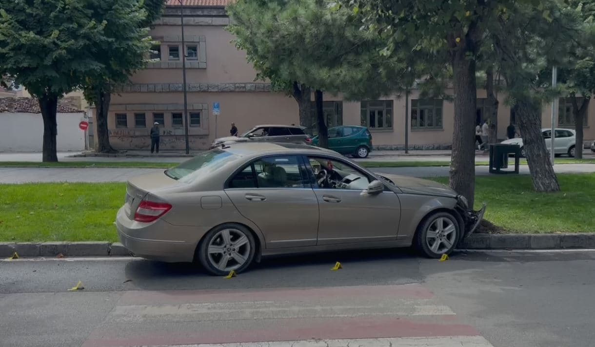 Makina del nga rruga në Korçë, përplas këmbësorin