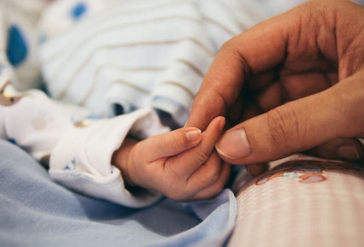 16-vjeçarja sjell në jetë fëmijën e tij, shpallet në kërkim 31-vjeçari në Mallakastër
