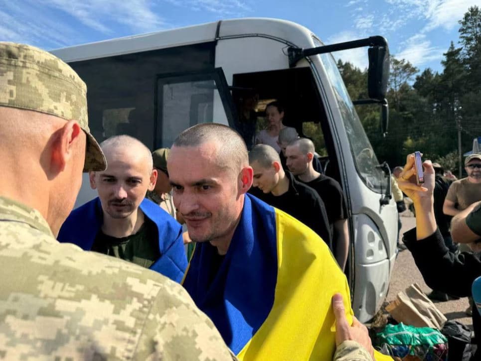 Rusia liron 49 të burgosur ukrainas  