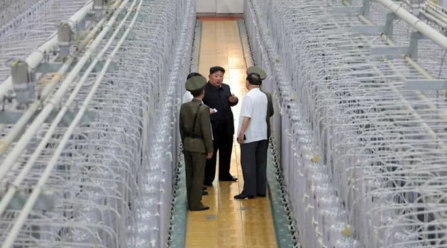 Koreja e Veriut publikon foto të rralla të Kim në objektin e uraniumit