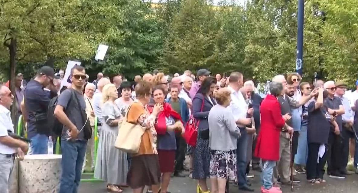 Protesta e 25-të e opozitës para bashkisë/ Teliti: 32 milionë euro në vit për pastrimin, por plehrat po mbytin Tiranën!