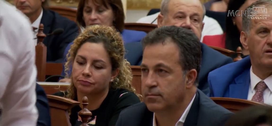 Abstenim për mandatin e Xhaçkës. Mazhoranca injoron Kushtetuesen, Spiropali: E çojmë në ‘Venecia’!
