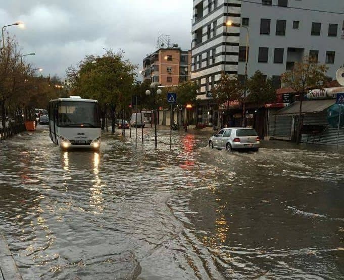 Moti i keq në Lezhë/ Prezencë uji në disa lagje, mungesë energjie në shumë fshatra