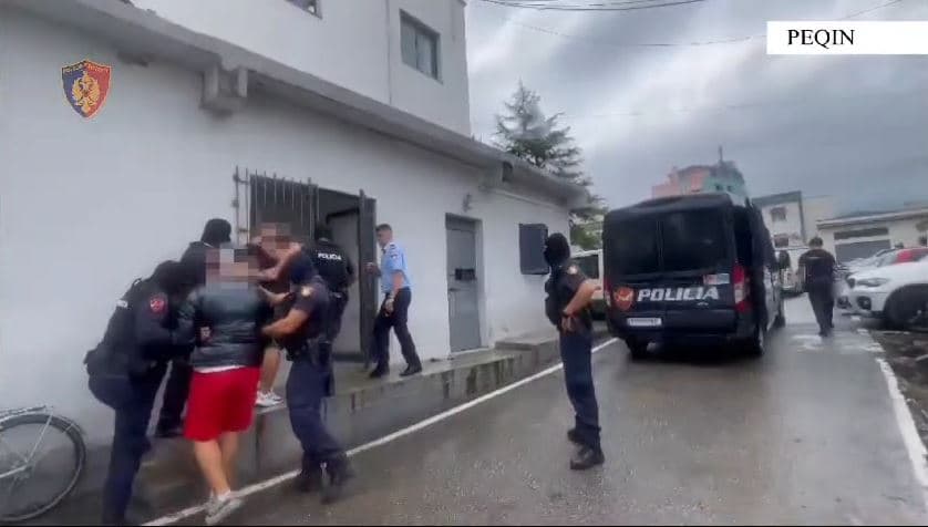  Goditen dy raste të kultivimit dhe shitjes së drogës në Peqin, arrestohen pesë persona