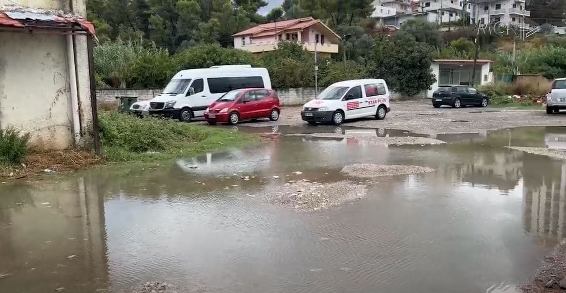 Moti i keq krijon probleme në Lezhë/ Prezencë uji në disa lagje dhe mungesë energjie në shumë fshatra (VIDEO)