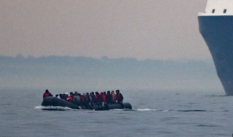 Fundoset gomonia me emigrantë në kanalin La Mansh, humbin jetën 8 persona