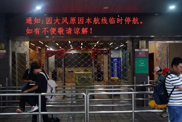 Tajfuni Bebinca godet Shangain, pezullohen fluturimet, mijëra të evakuuar 