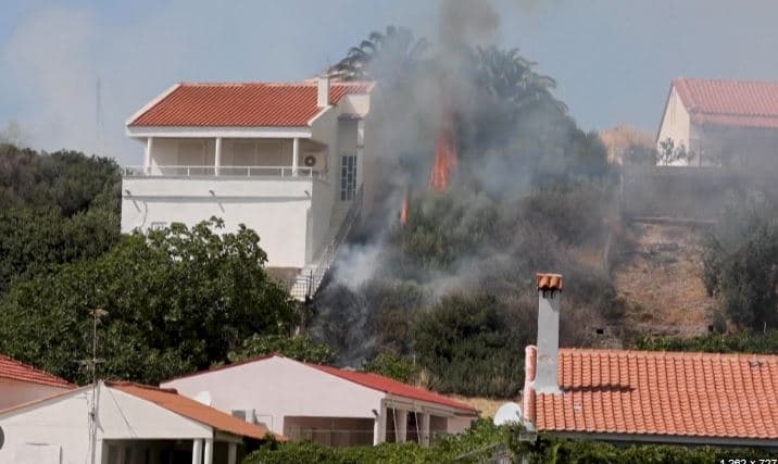  Mbeti e bllokuar në banesën e përfshirë nga zjarri/ Shpëtohet 19-vjeçarja në Tiranë