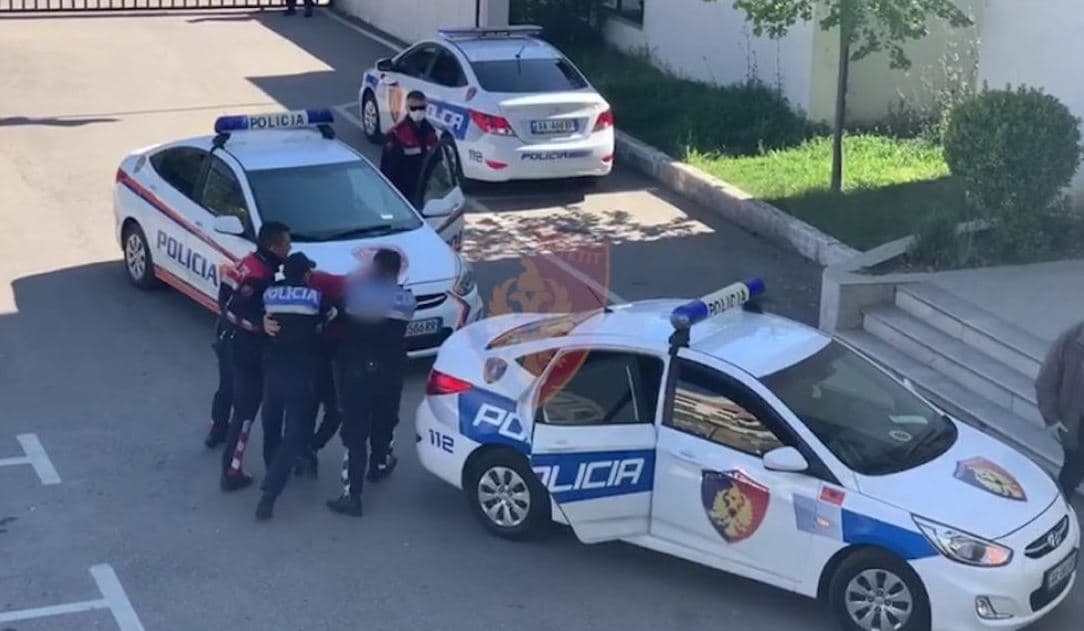 Qëlloi me armë drejt 4 personave pasi u konfliktua me ta, arrestohet 50-vjeçari në Durrës
