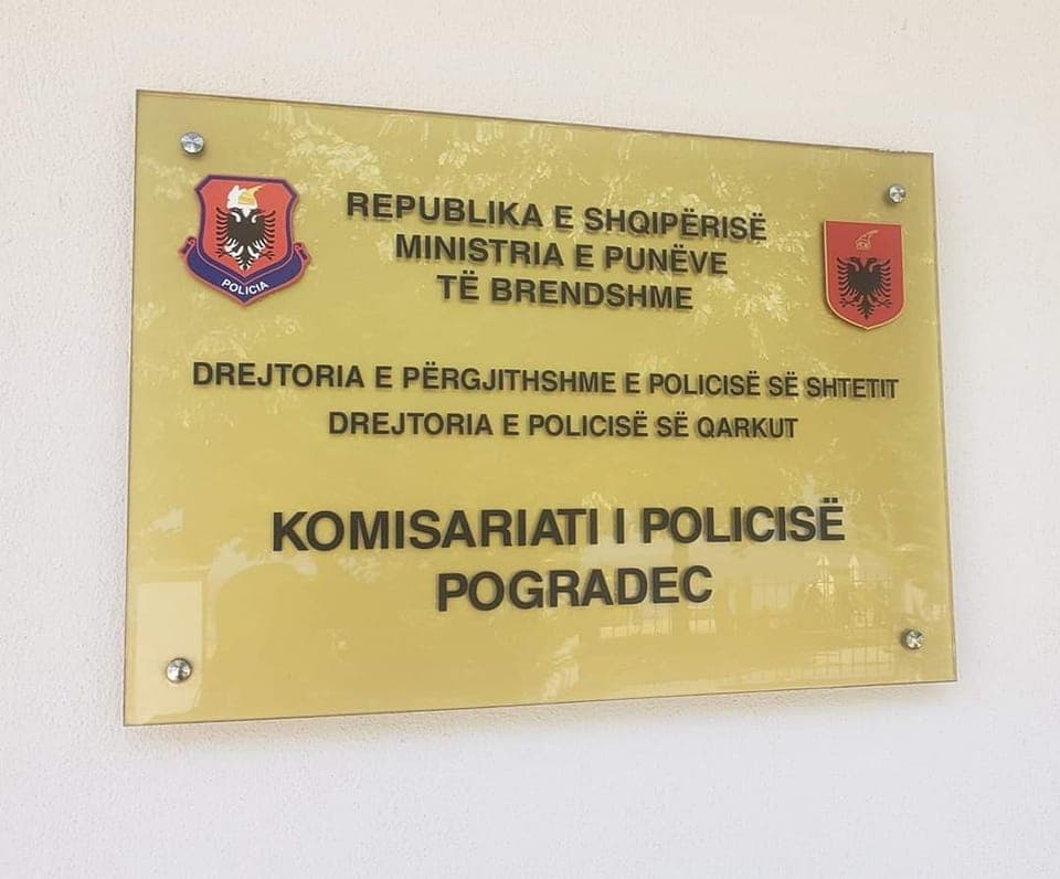 Kanosin me thikë bashkëmoshatarin për t’i marrë para, nën hetim dy të mitur në Pogradec