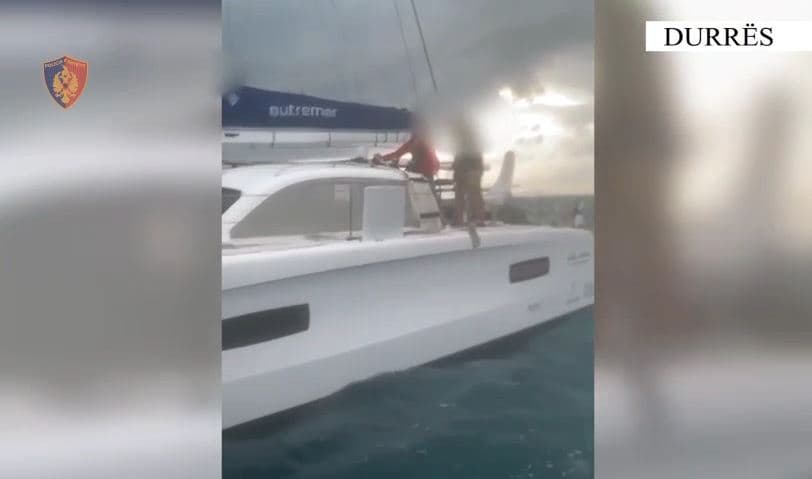 Anija nga Mali i Zi për në Shqipëri pëson defekt/ Shpëtohen nga fundosja katër turistët e huaj