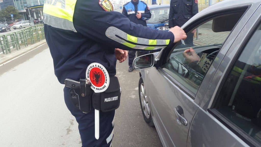 Gjobitën mjetet me targa të huaja në Rrugën e Kombit dhe paratë i futën në xhep, nën akuzë 22 policë