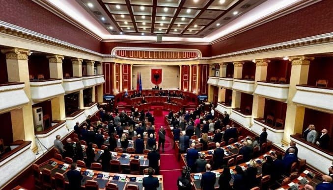 Një minutë heshtje në nderim të ish-deputetit Bogdani/ Pas nderimit, demokratët largohen nga Kuvendi