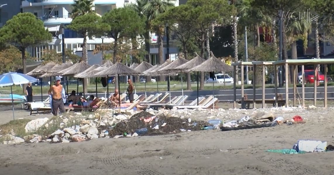 Bregdeti i Vlorës i mbushur me mbeturina/ Turistët e shtatorit të shqetësuar nga ndotja (VIDEO)