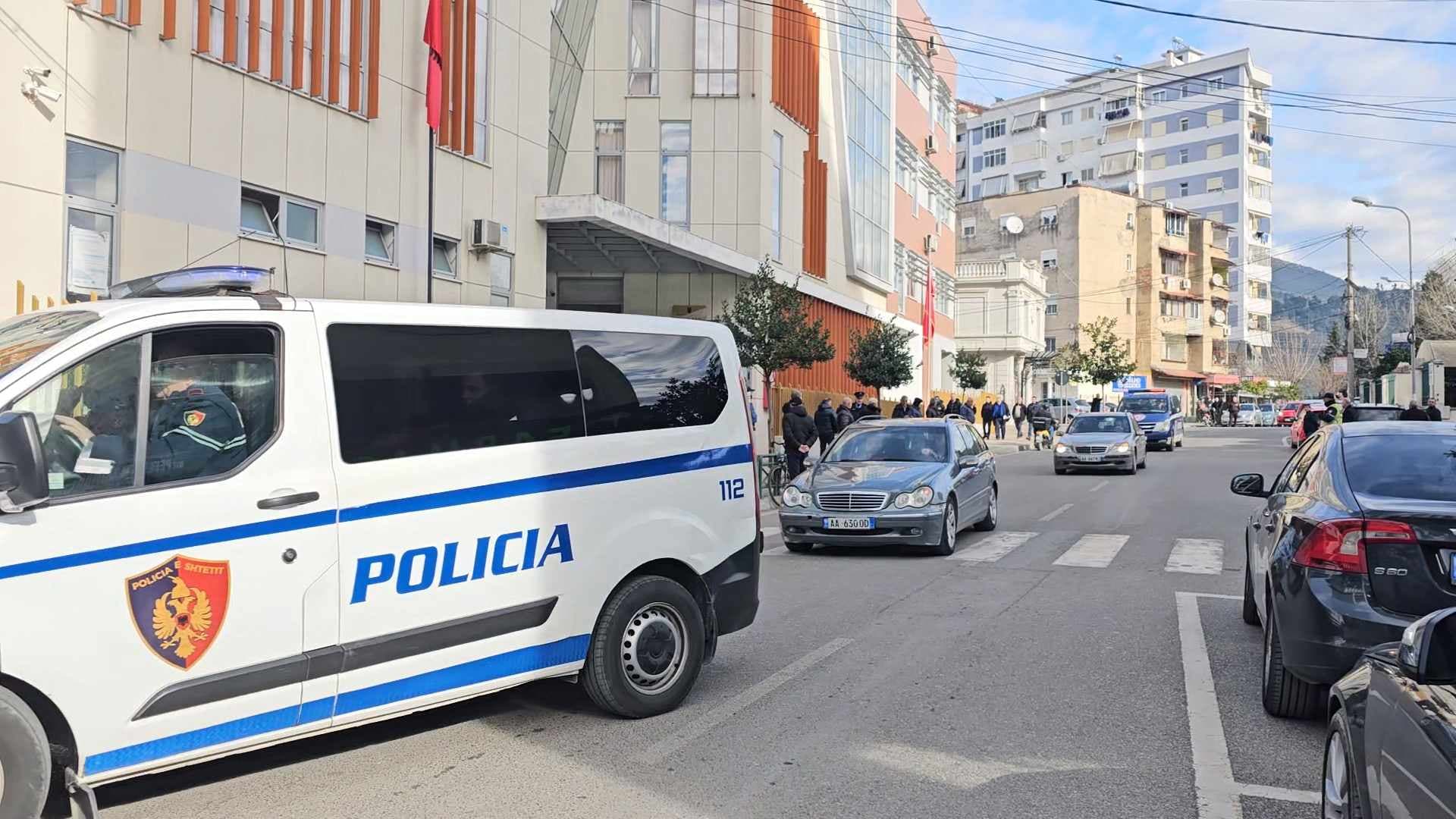 Elbasan/ Një person arrestohet për kërcënim të bashkëshortes, një tjetër gjendet i mbytur në përrua