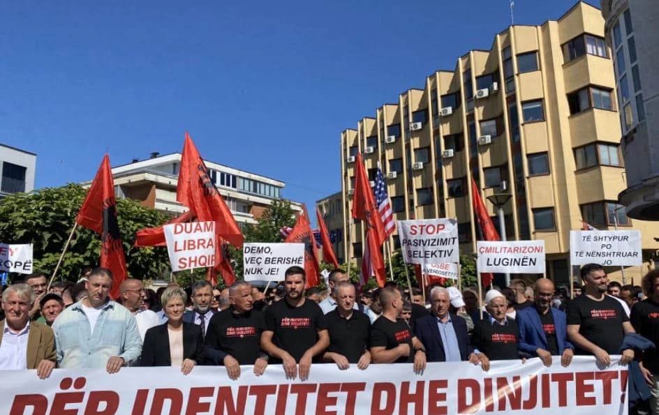 “Për identitet dhe dinjitet”, shqiptarët e Luginës protestojnë kundër shkeljes së të drejtave nga Serbia