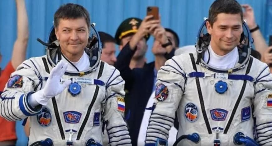 Dy astronautët rusë shënojnë rekord, kthehen në Tokë pas 374 ditësh