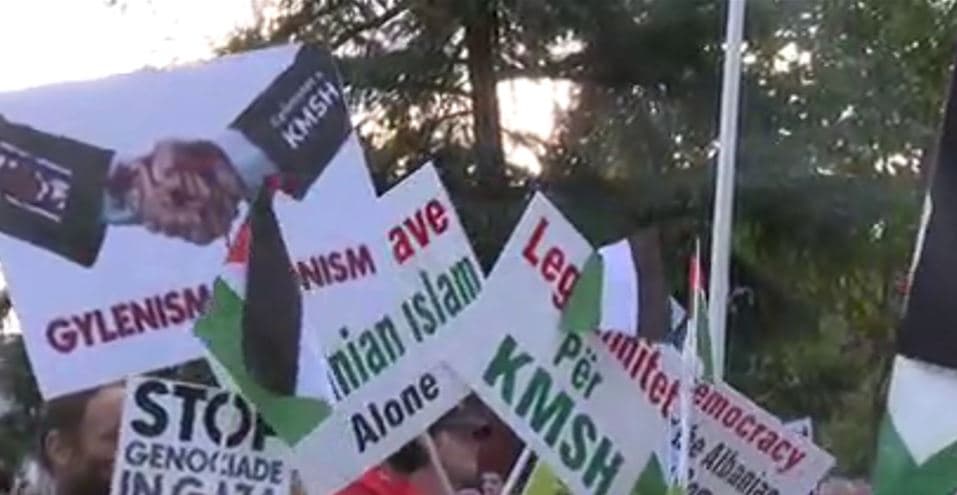 “Krijon urrejtje dhe përçarje”, protestë kundër shtetit të ri bektashi