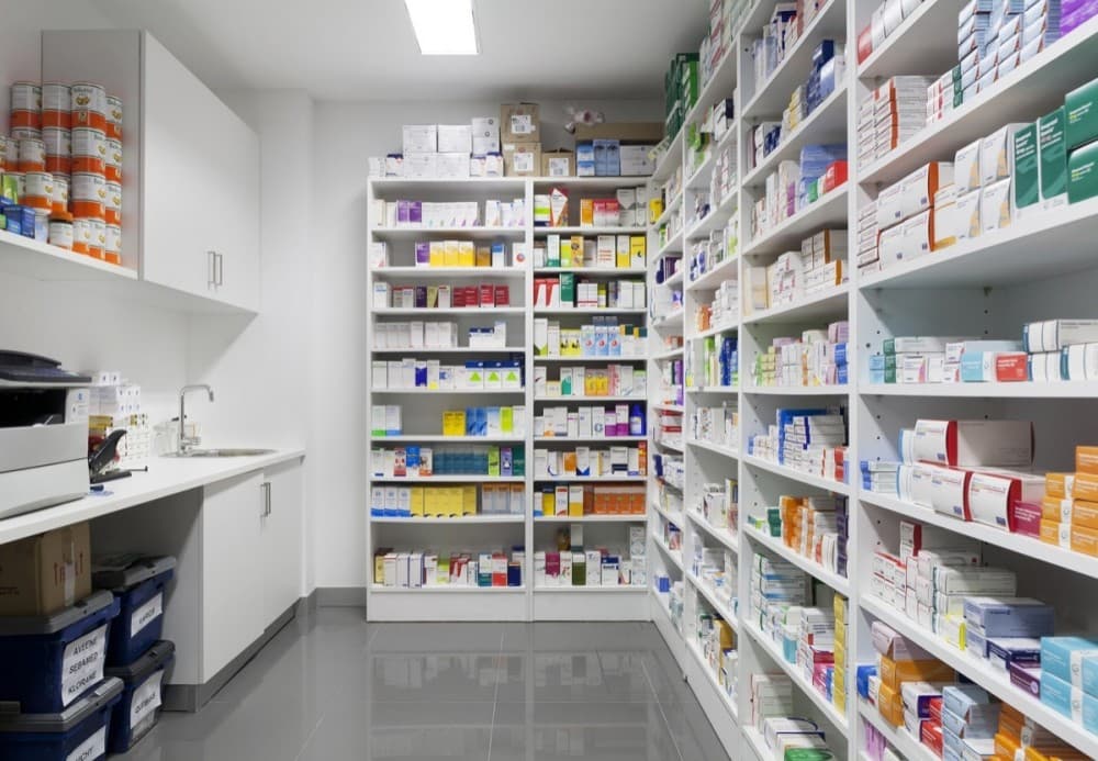 Mat, dy vëllezër të mitur vjedhin paratë në një farmaci 