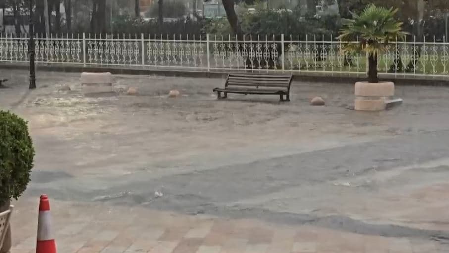 Moti i keq në Shkodër, përmbyten disa rrugë të qytetit