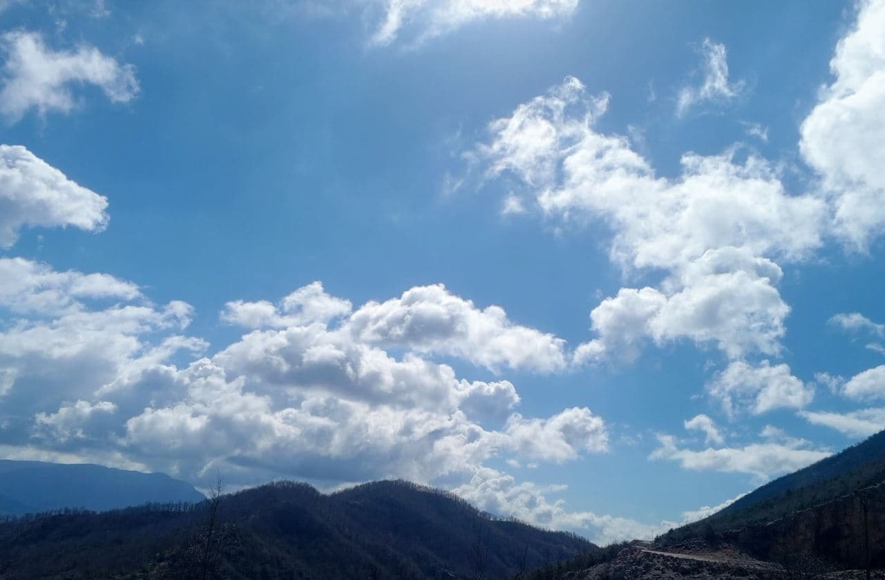 Temperaturat deri në 30 gradë, parashikimi i motit për ditën e sotme 