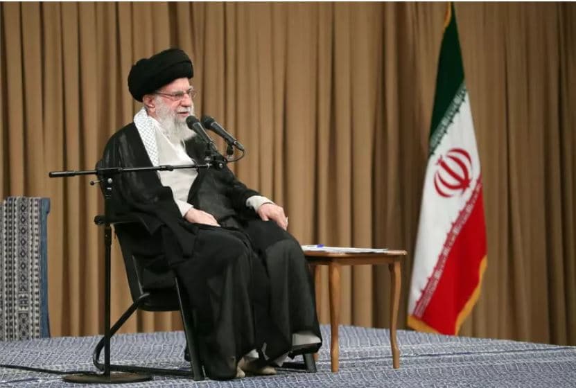 Khamenei: Të gjithë myslimanët duhet të jenë në anën e Hezbollahut