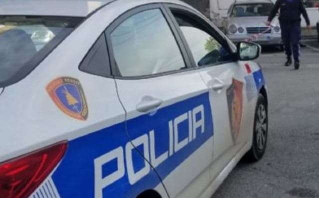 Sarandë/ Babai përplas aksidentalisht me automjet të bijën 3 vjeçare