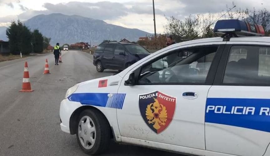 Trajleri përplaset me makinën në Pukë, plagoset një person