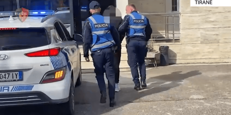 Mashtruan klientët dhe përfituan 15 mijë euro, arrestohen dy punonjës të agjencisë turistike në Tiranë