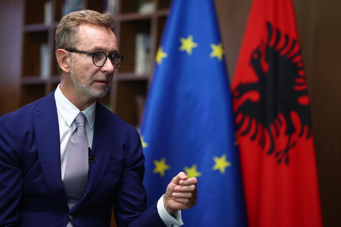 “Zjarri” në Parlament, ambasadori i BE: Dhuna nuk është zgjidhje, duhet dialog