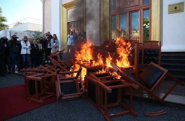 Incidentet në Kuvend/ Ambasada e SHBA: Thellësisht të shqetësuar, akte të tilla s’kanë vend në procesin demokratik!