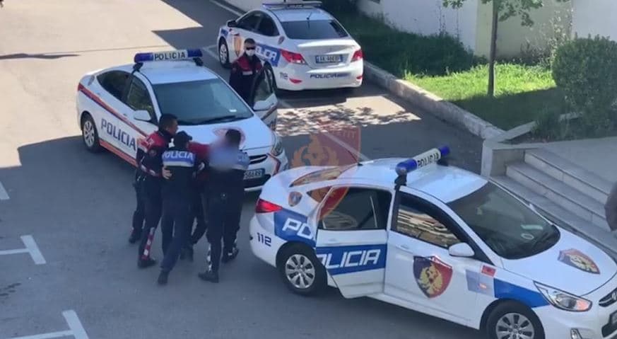 Në kërkim për tentativë vrasjeje, arrestohet  në Morinë 48-vjeçari