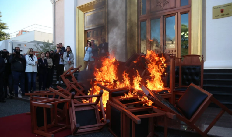 Kaosi dhe zjarri në Parlament, tre deputetë të PD përjashtohen 60 ditë, 20 të tjerë nga 40