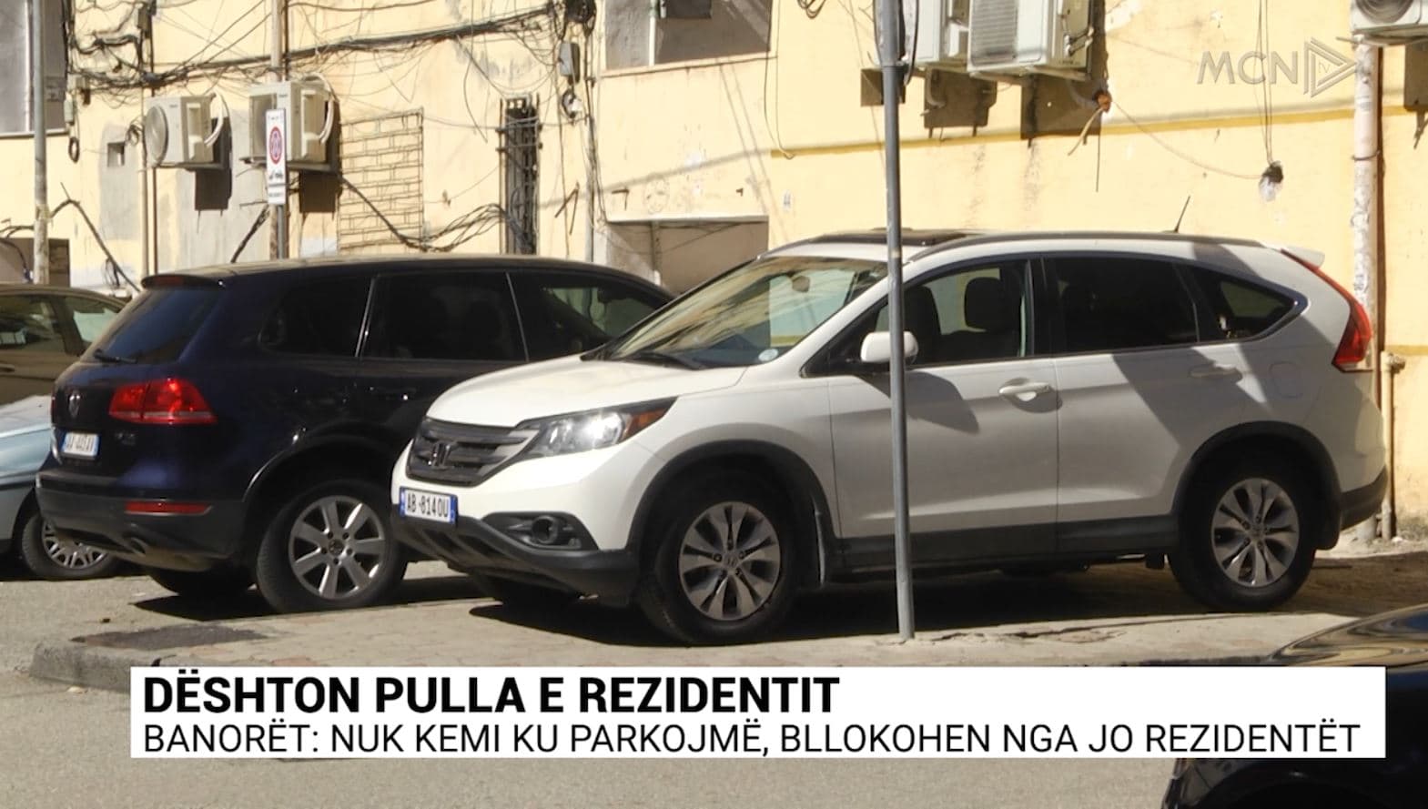 Dështon pulla e rezidentit/ Banorët: Nuk kemi ku parkojmë, bllokohen nga jo rezidentët (VIDEO)