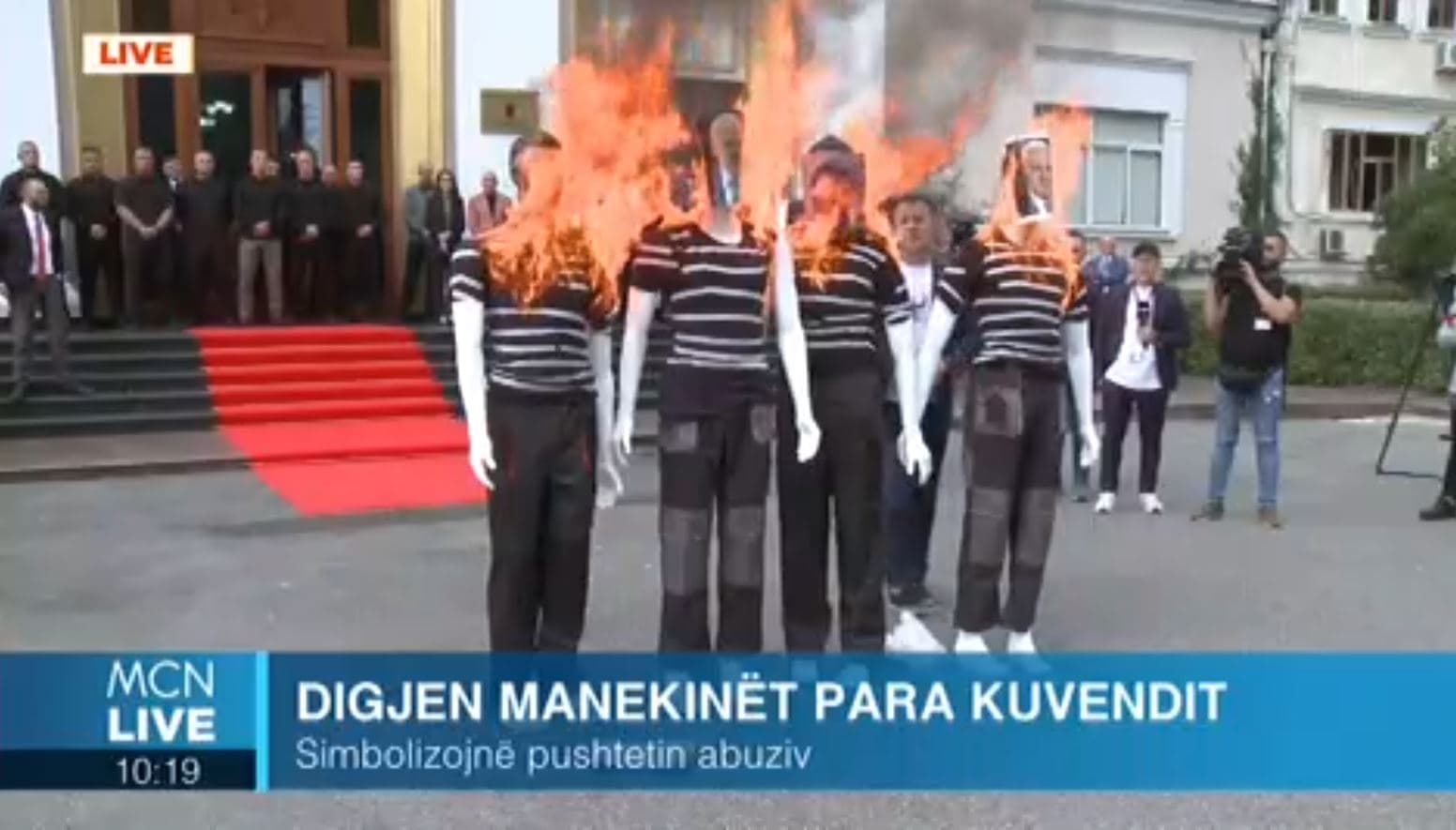 Tensione dhe goditje, deputetët e PD të përjashtuar ndalohen nga Garda të hyjnë në Parlament/ Djegin manekinë me veshje burgu (VIDEO)