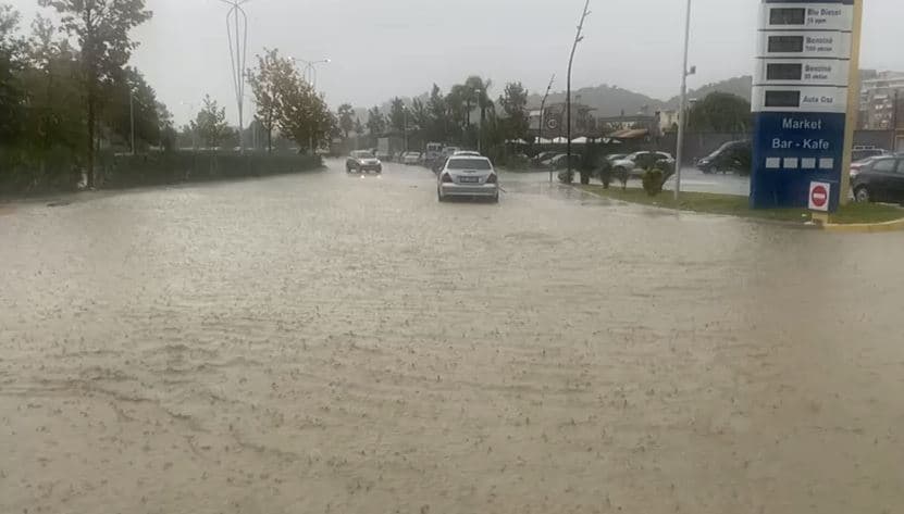 Shiu zhyt nën ujë qytetin e Vlorës, bllokohen akset kryesore (VIDEO)