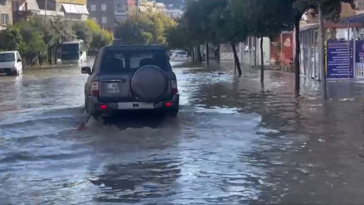 Përmbytjet në Vlorë, disa zona vijojnë të jenë ende nën ujë