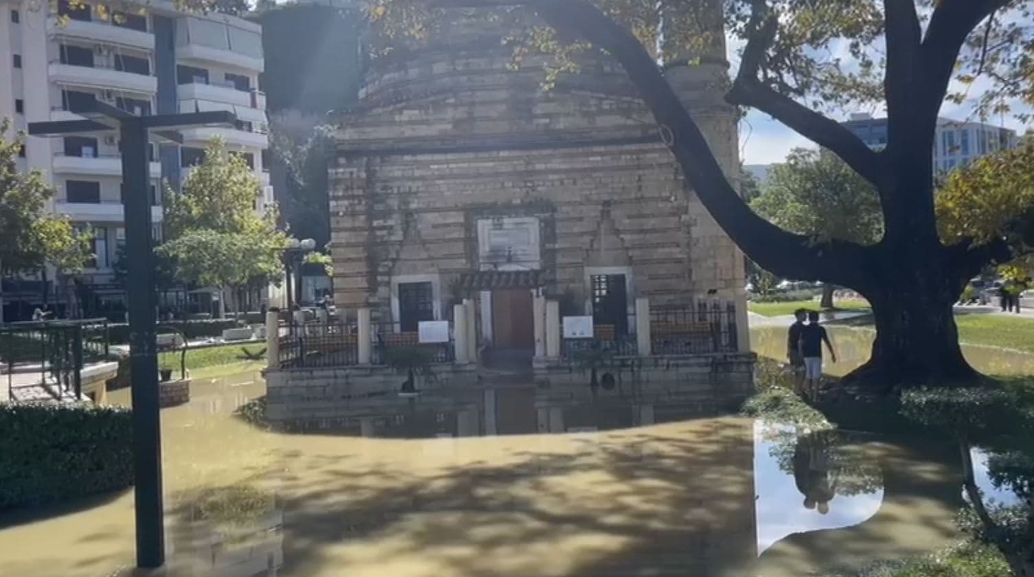 Përmbytet edhe xhamia e Plumbit në Vlorë/ Dredha: Do të marrim masa për të kompensuar qytetarët