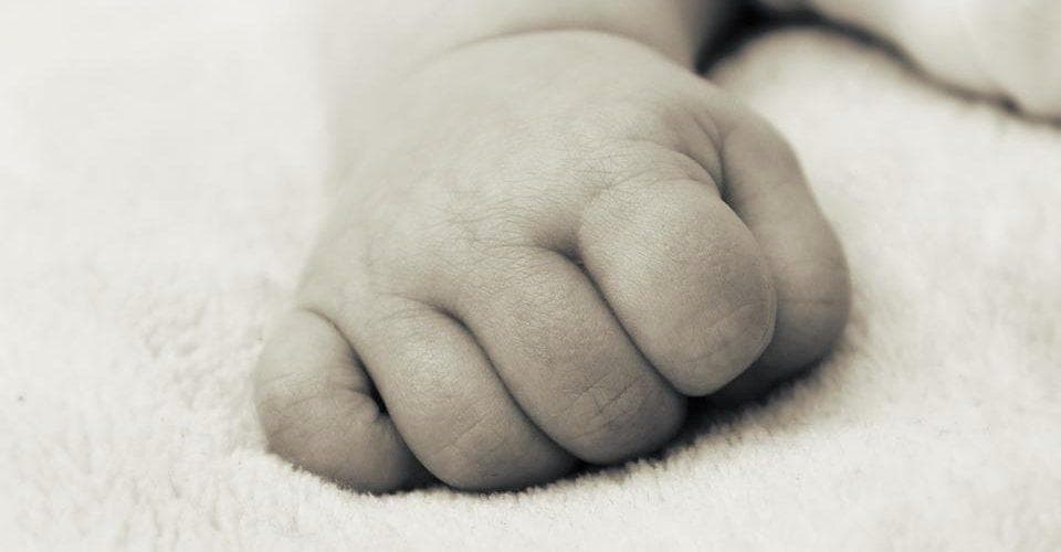 Ndërron jetë foshnja 5 ditëshe në Vlorë, nën hetim mjekja
