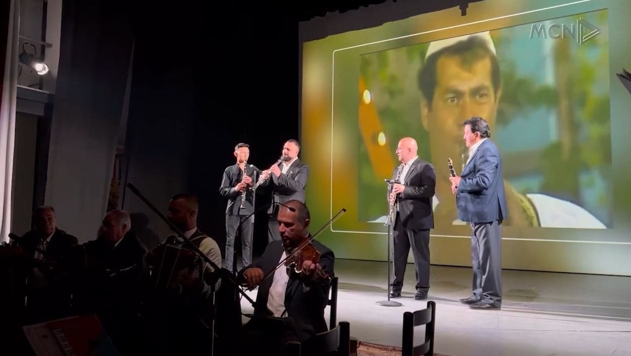  50-vjetori i ansamblit “Skënderbeu’’ në Korçë/ Artistët festojnë me këngë e valle në koncert (VIDEO)