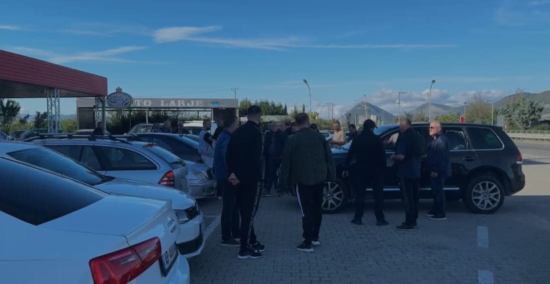 Në 18:00 protesta/ Nisen qytetarët nga rrethet drejt Tiranës